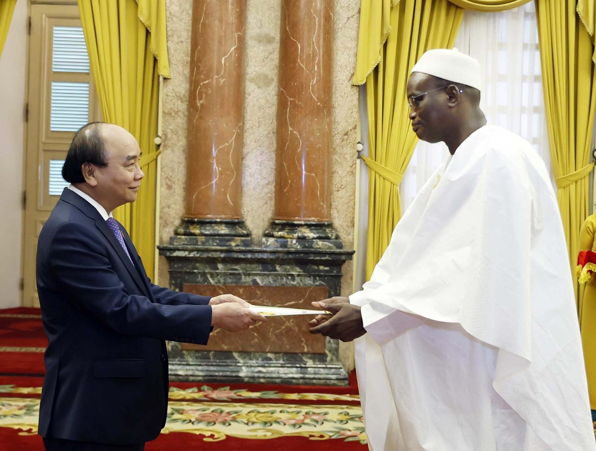 Chủ tịch nước Nguyễn Xuân Phúc tiếp nhận Quốc thư của Đại sứ Cộng hoà Sénégal Abdoulaye Barro. (Nguồn: TTXVN)