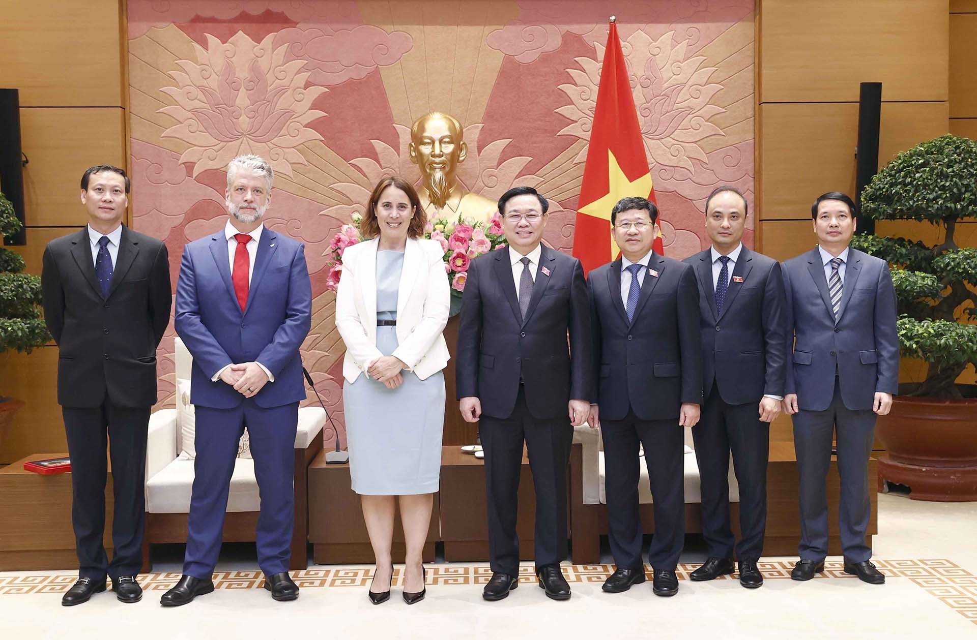 Chủ tịch Quốc hội Vương Đình Huệ tiếp Đại sứ New Zealand tại Việt Nam