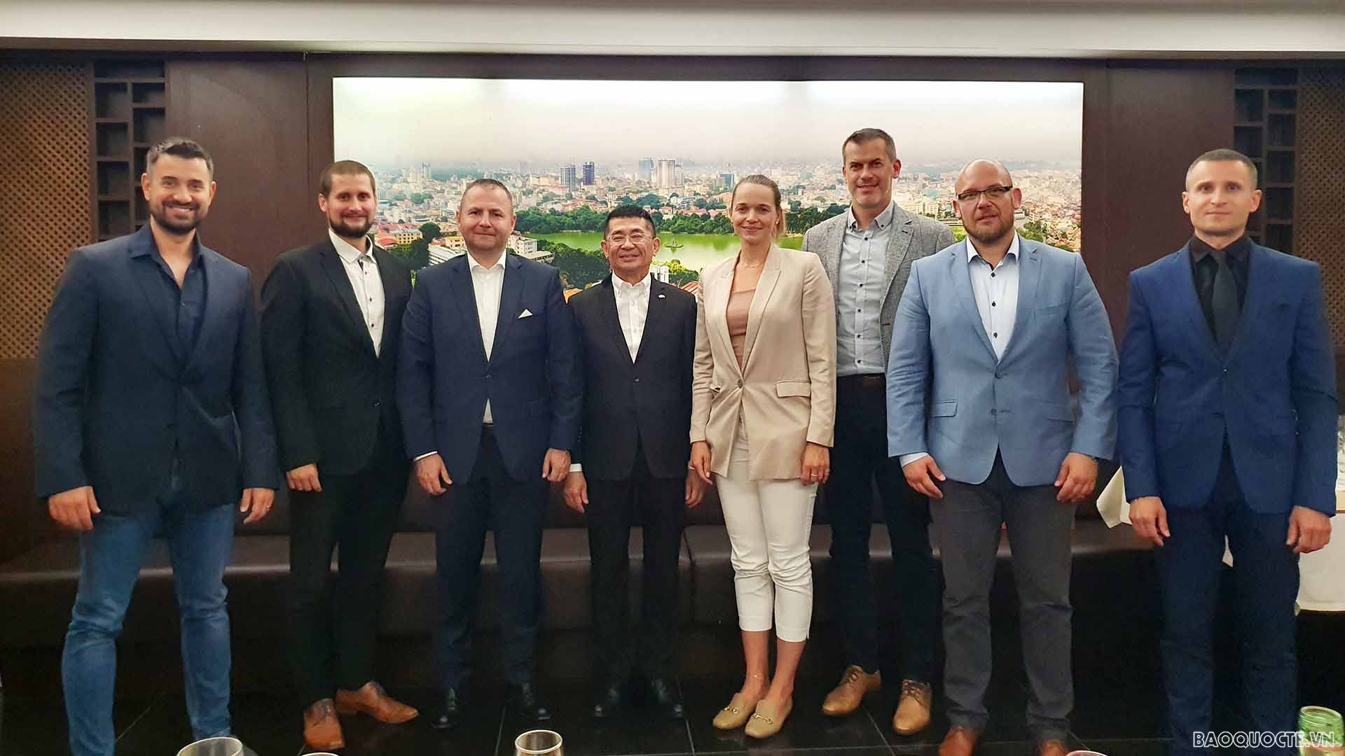 Đại sứ Nguyễn Tuấn và các nghị sĩ trong Hội nghị sĩ hữu nghị Slovakia với Việt Nam 