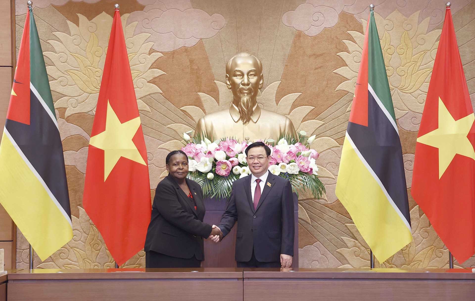 Chủ tịch Quốc hội Vương Đình Huệ và Chủ tịch Quốc hội Cộng hoà Mozambique Esperanca Laurinda Francisco Nhiuane Bias chụp ảnh chung. (Nguồn: TTXVN)