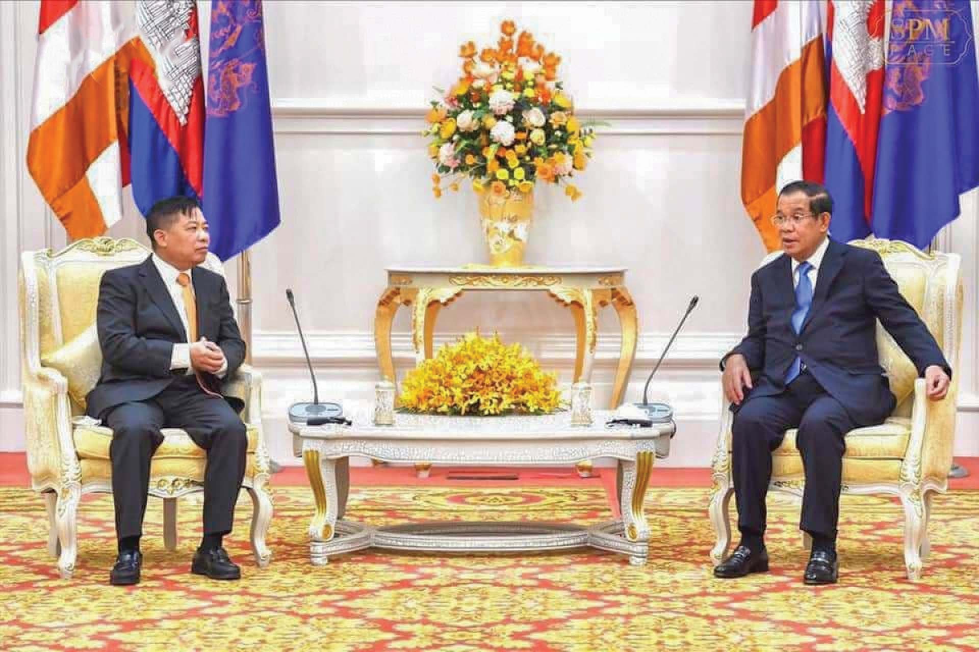 Đại sứ Việt Nam tại Campuchia Nguyễn Huy Tăng tiếp kiến Thủ tướng Campuchia Hun Sen.