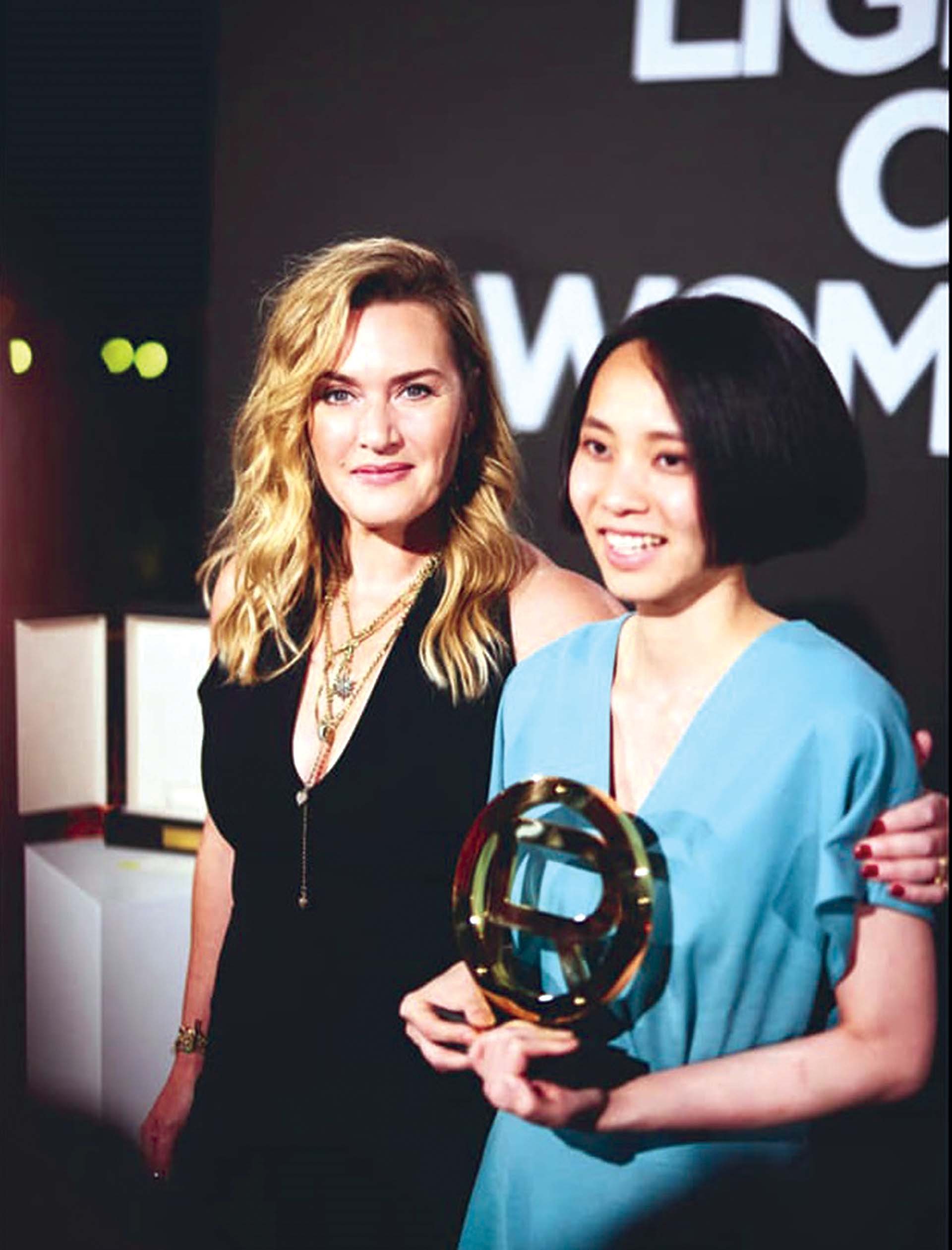 Mai Vũ nhận giải thưởng từ minh tinh điện ảnh Kate Winslet. (Ảnh: NVCC)