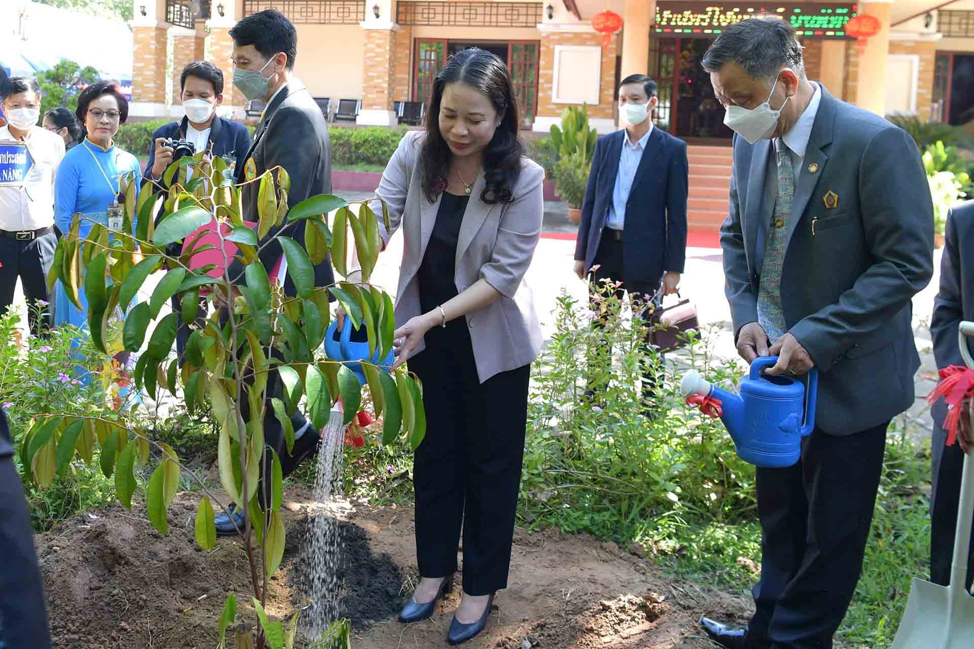 Phó Chủ tịch nước Võ Thị Ánh Xuân trồng cây lưu niệm tại khu di tích Chủ tịch Hồ Chí Minh. (Nguồn: TTXVN)