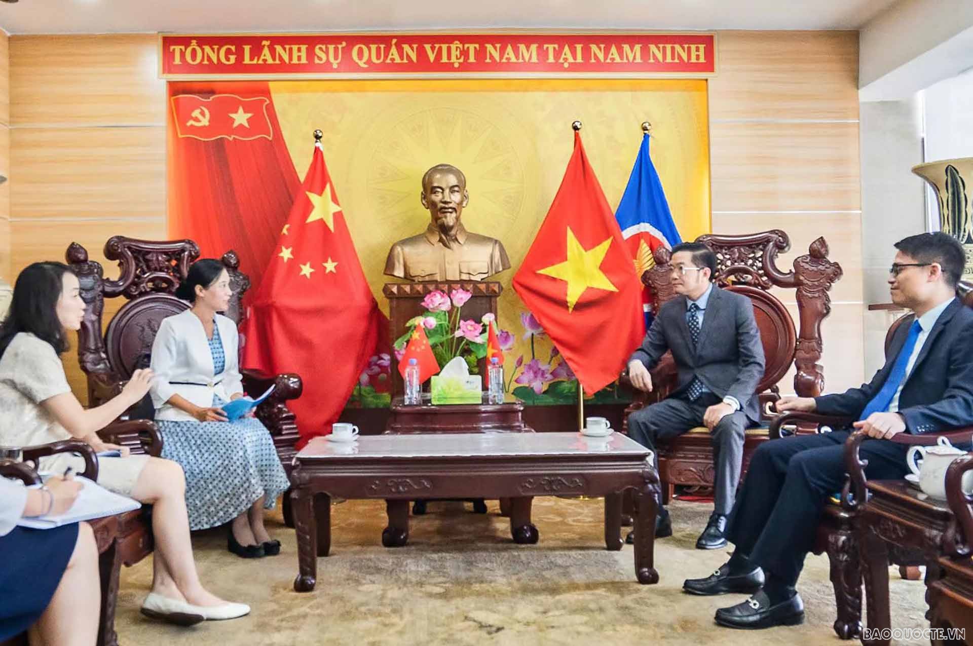Tổng lãnh sự Việt Nam tại Nam Ninh Đỗ Nam Trung tiếp Tiến sĩ Vi Triều Huy, tân Tổng thư ký Ban thư ký Hội chợ Trung Quốc-ASEAN,