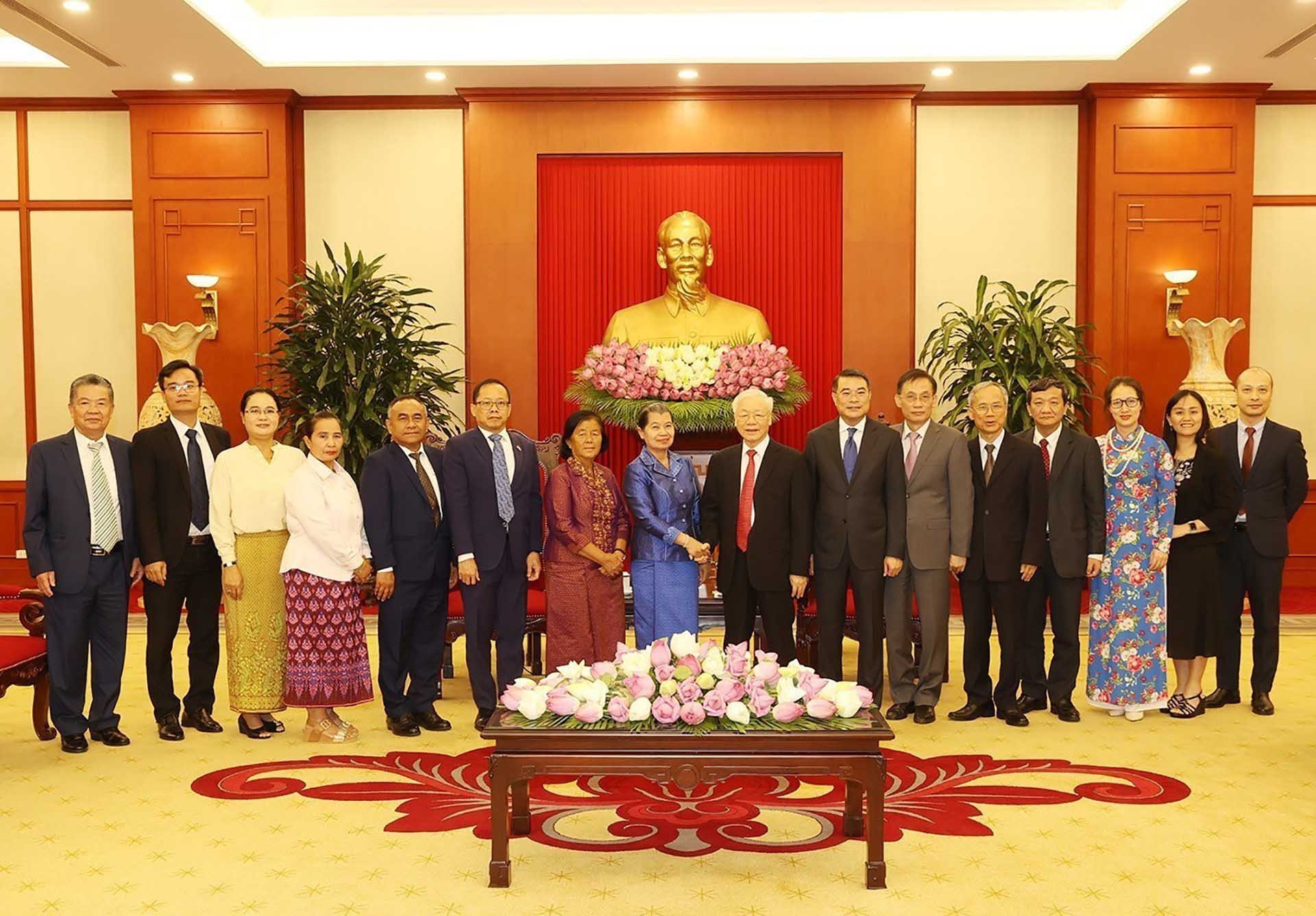 Tổng Bí thư Nguyễn Phú Trọng và Phó Chủ tịch Đảng Nhân dân Campuchia, Phó Thủ tướng Campuchia Men Sam An chụp ảnh chung cùng các đại biểu. (Nguồn: TTXVN)
