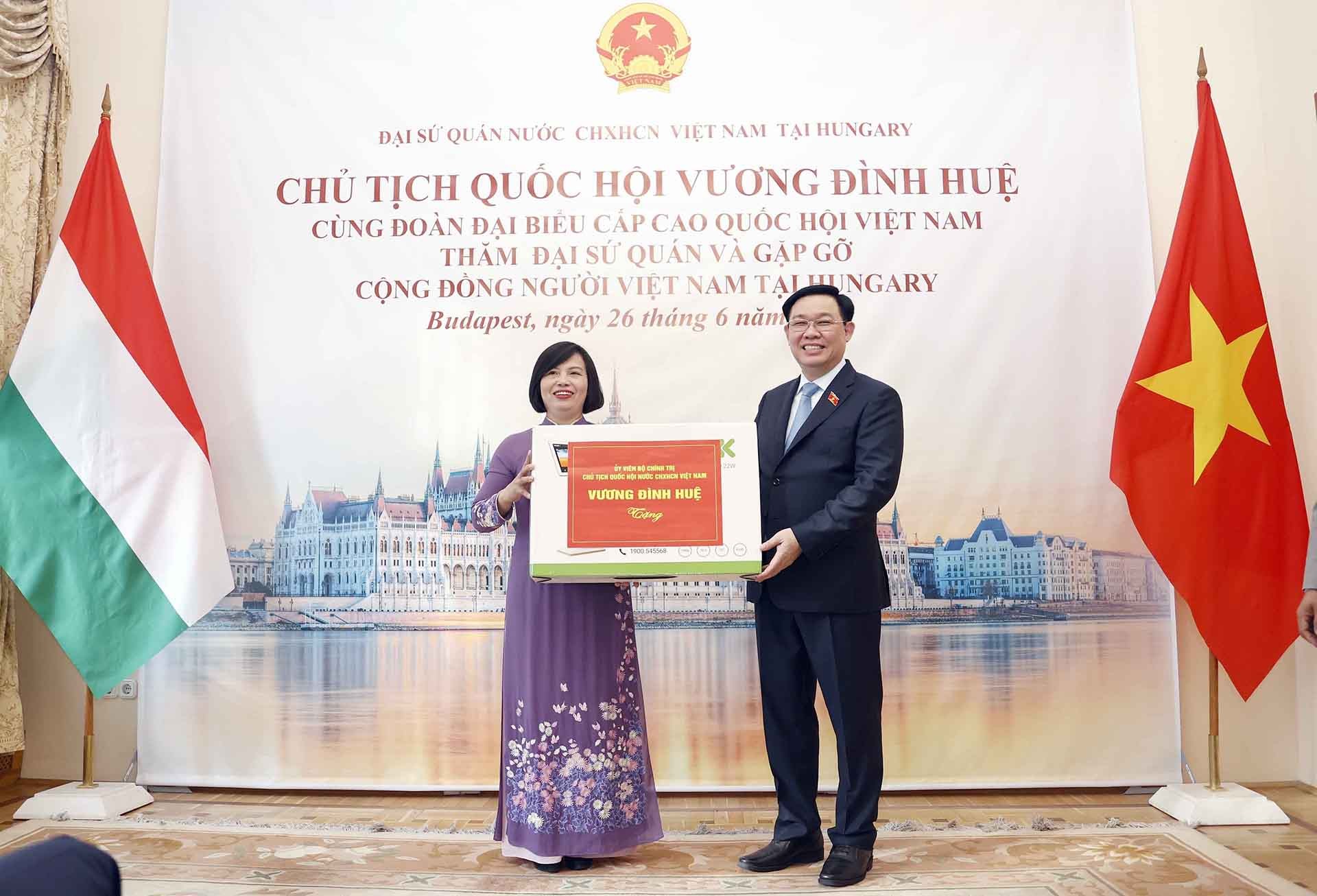 Chủ tịch Quốc hội Vương Đình Huệ tặng quà lưu niệm cho Đại sứ quán Việt Nam. (Nguồn: TTXVN)