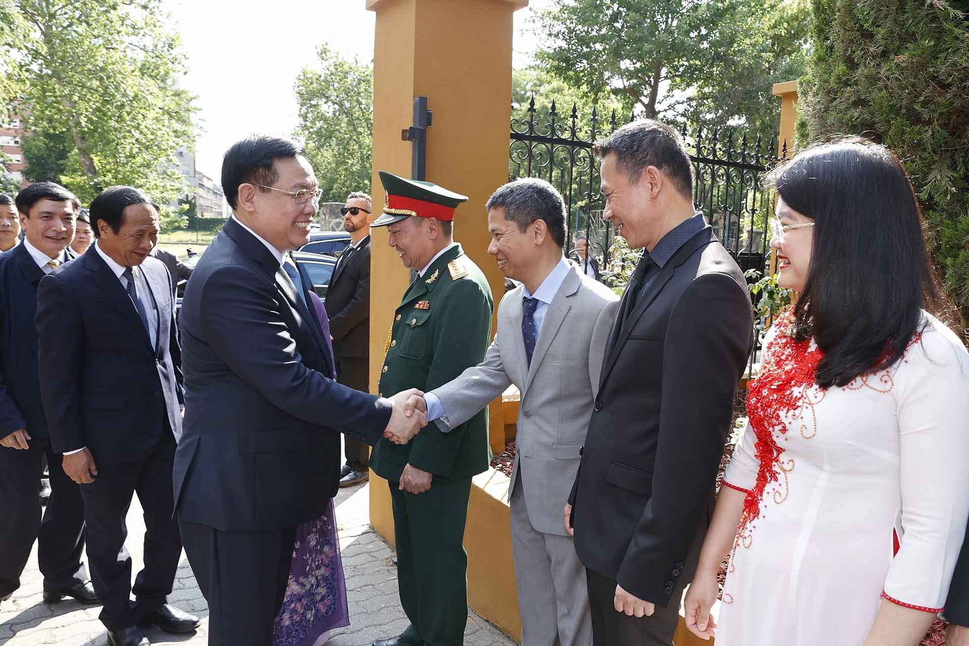 Chủ tịch Quốc hội Vương Đình Huệ với cán bộ, nhân viên Đại sứ quán Việt Nam tại Hungary. (Nguồn: TTXVN)
