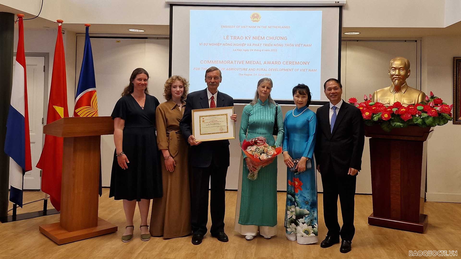 Đại sứ Phạm Việt Anh trao kỷ niệm chương và tặng hoa chúc mừng ông Marcus Slingenberg và gia đình.