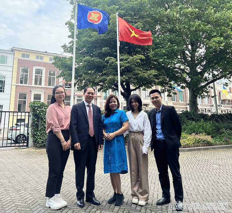 Đại sứ Phạm Việt Anh tiếp bà Nguyễn Ngọc Vi, Trưởng đại diện Văn phòng hỗ trợ giáo dục Hà Lan tại Việt Nam 