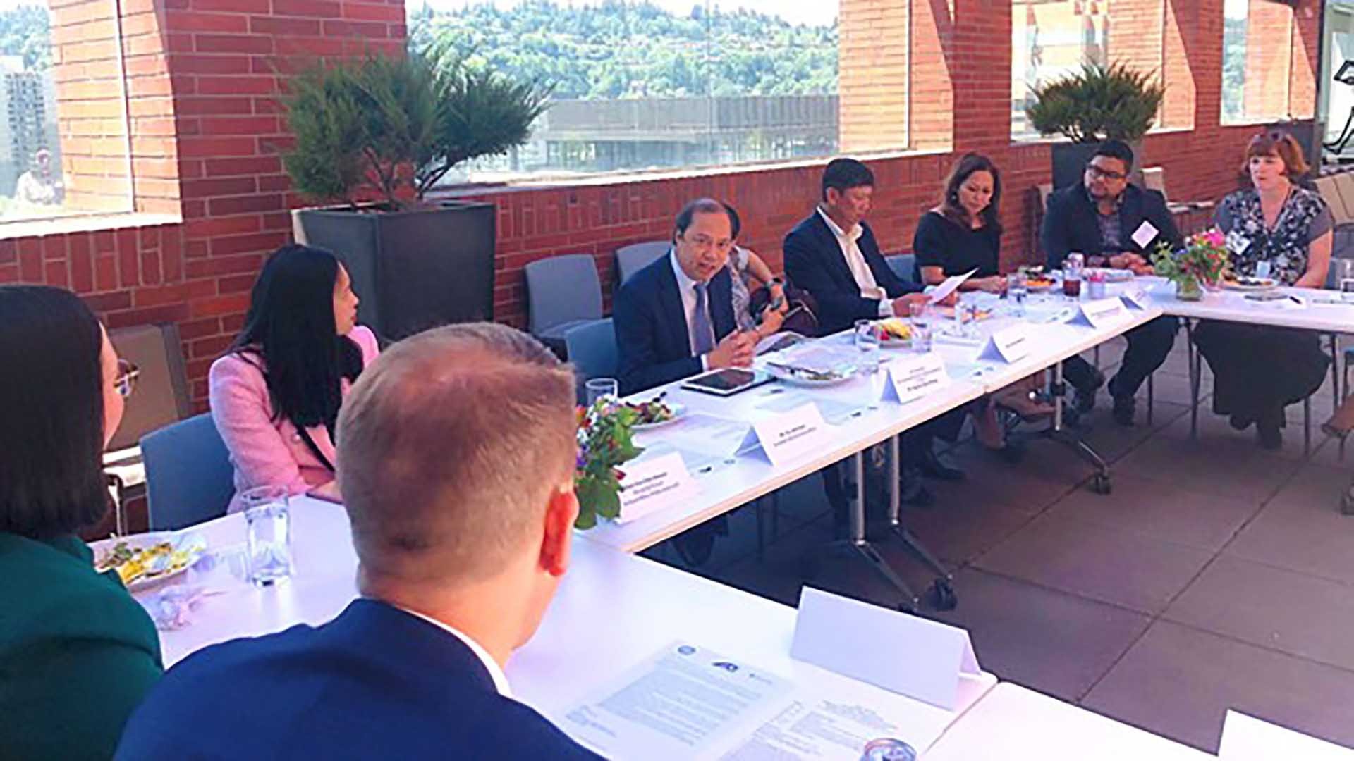Đại sứ Nguyễn Quốc Dũng dự Tọa đàm bàn tròn với các cơ quan, doanh nghiệp Oregon.