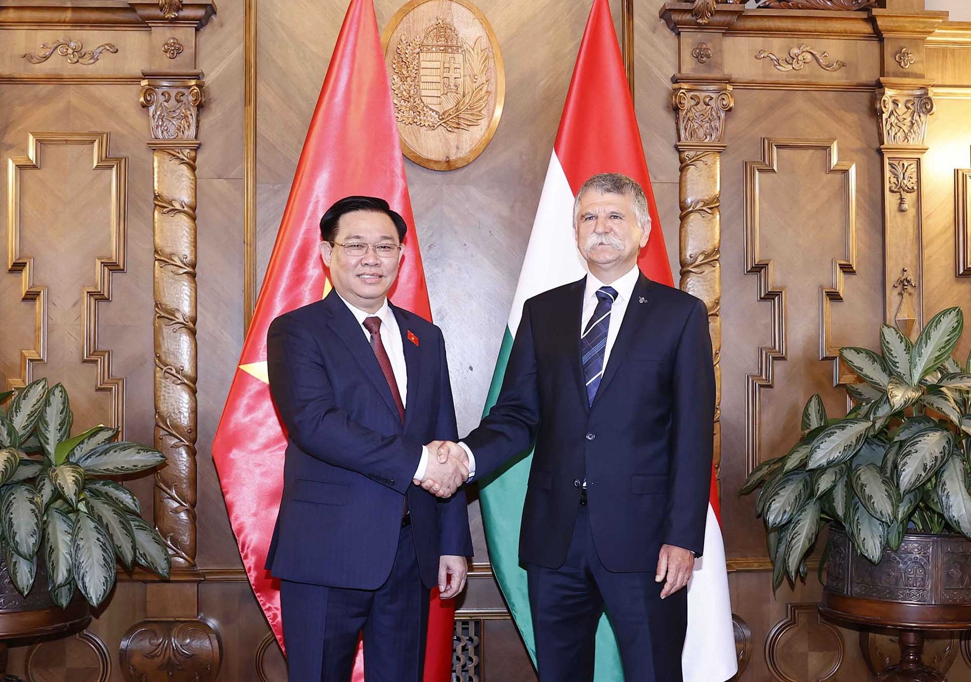 Chủ tịch Quốc hội Vương Đình Huệ và Chủ tịch Quốc hội Hungary László Kövér trước khi hội đàm. (Nguồn: TTXVN)