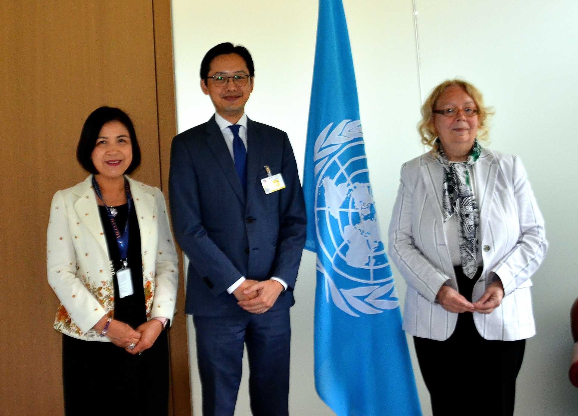 Trợ lý Bộ trưởng Bộ Ngoại giao Đỗ Hùng Việt (đứng giữa) trong cuộc gặp Tổng giám đốc Văn phòng LHQ tại Geneva Tatiana Valovaya ngày 27/6. (Nguồn: TTXVN)