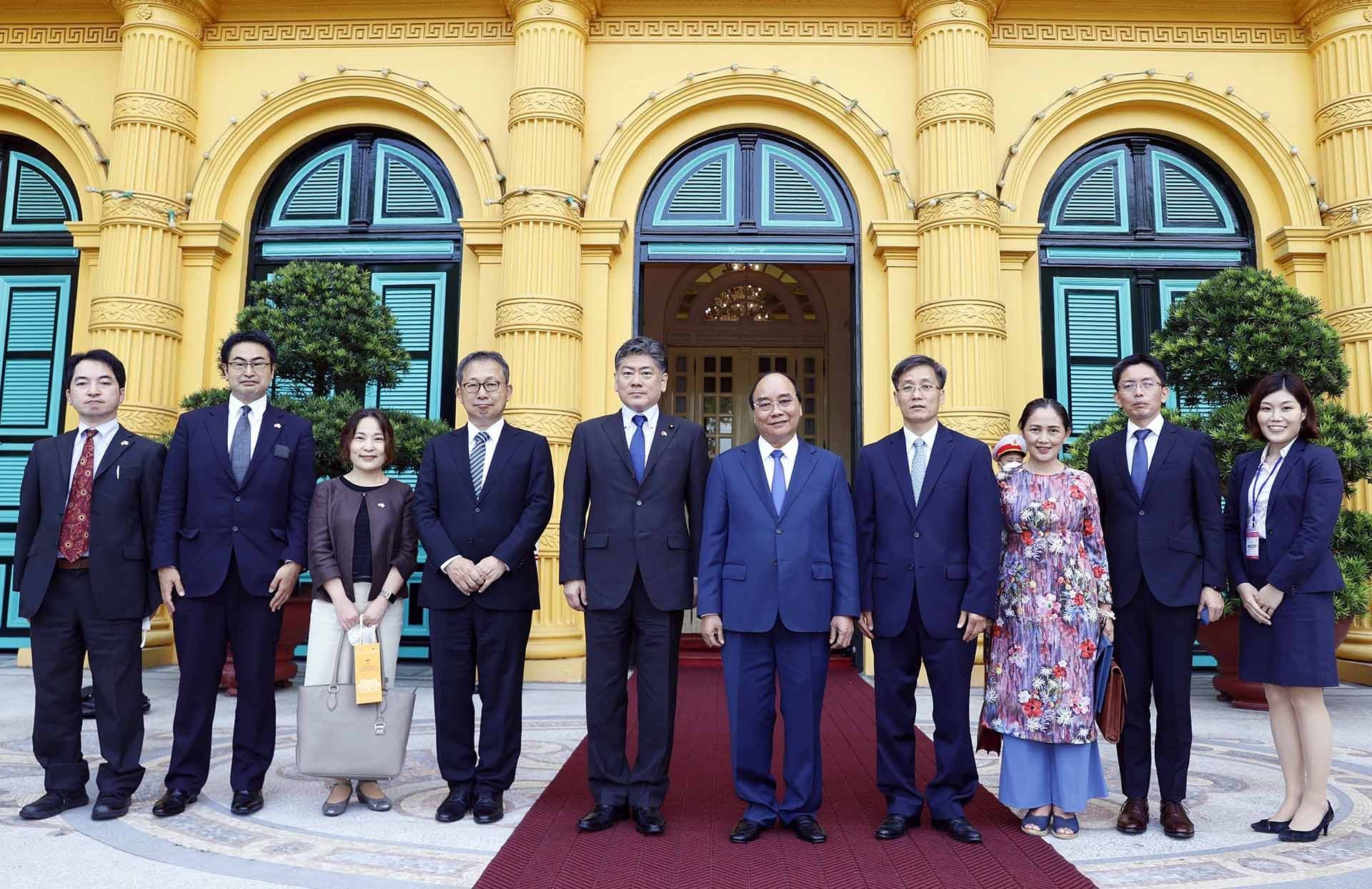 Chủ tịch nước Nguyễn Xuân Phúc tiếp Bộ trưởng Tư pháp Nhật Bản Furukawa Yoshihisa. (Nguồn: TTXVN)