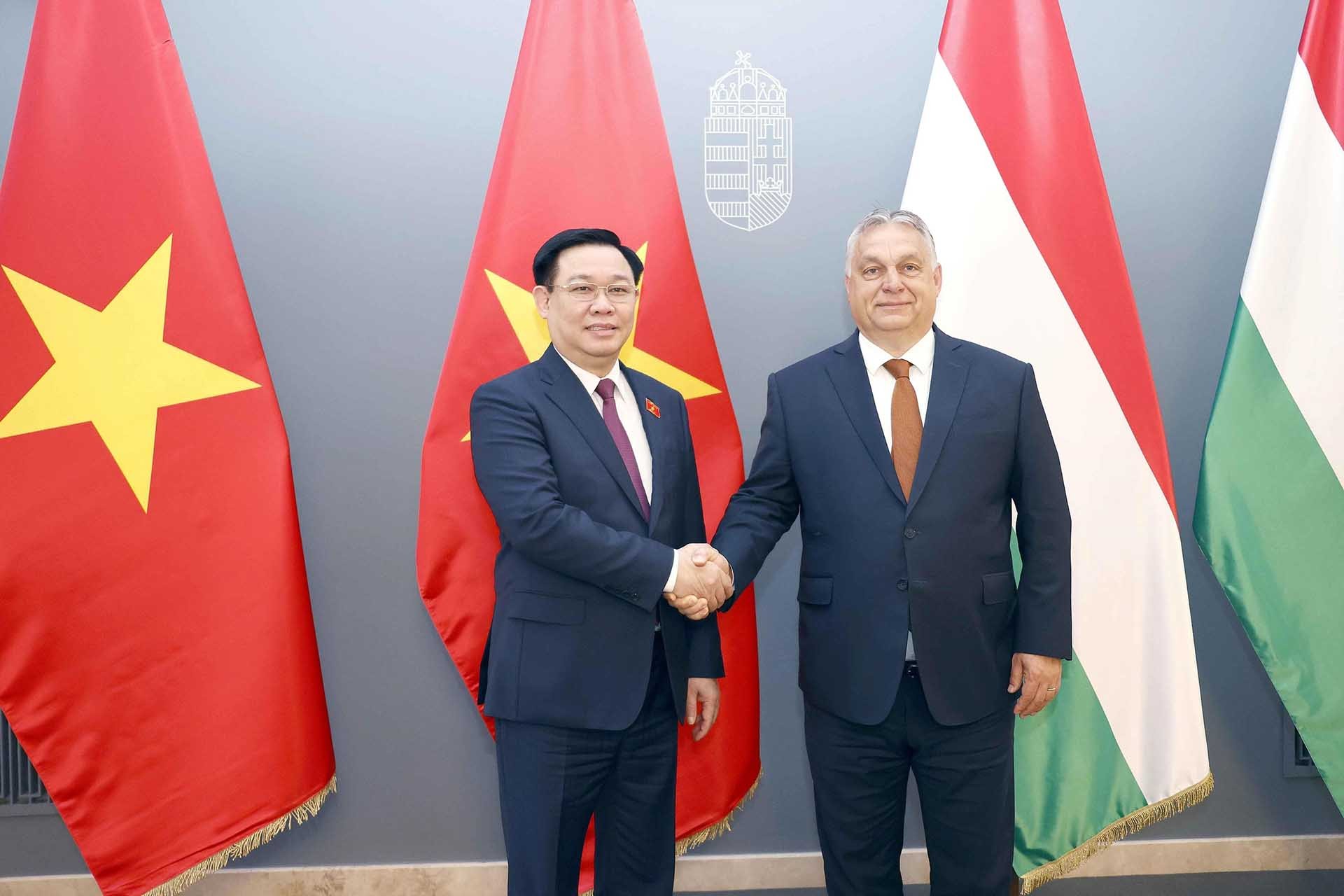 Chủ tịch Quốc hội Vương Đình Huệ và Thủ tướng Hungary Viktor Orbán chụp ảnh chung. (Nguồn: TTXVN)