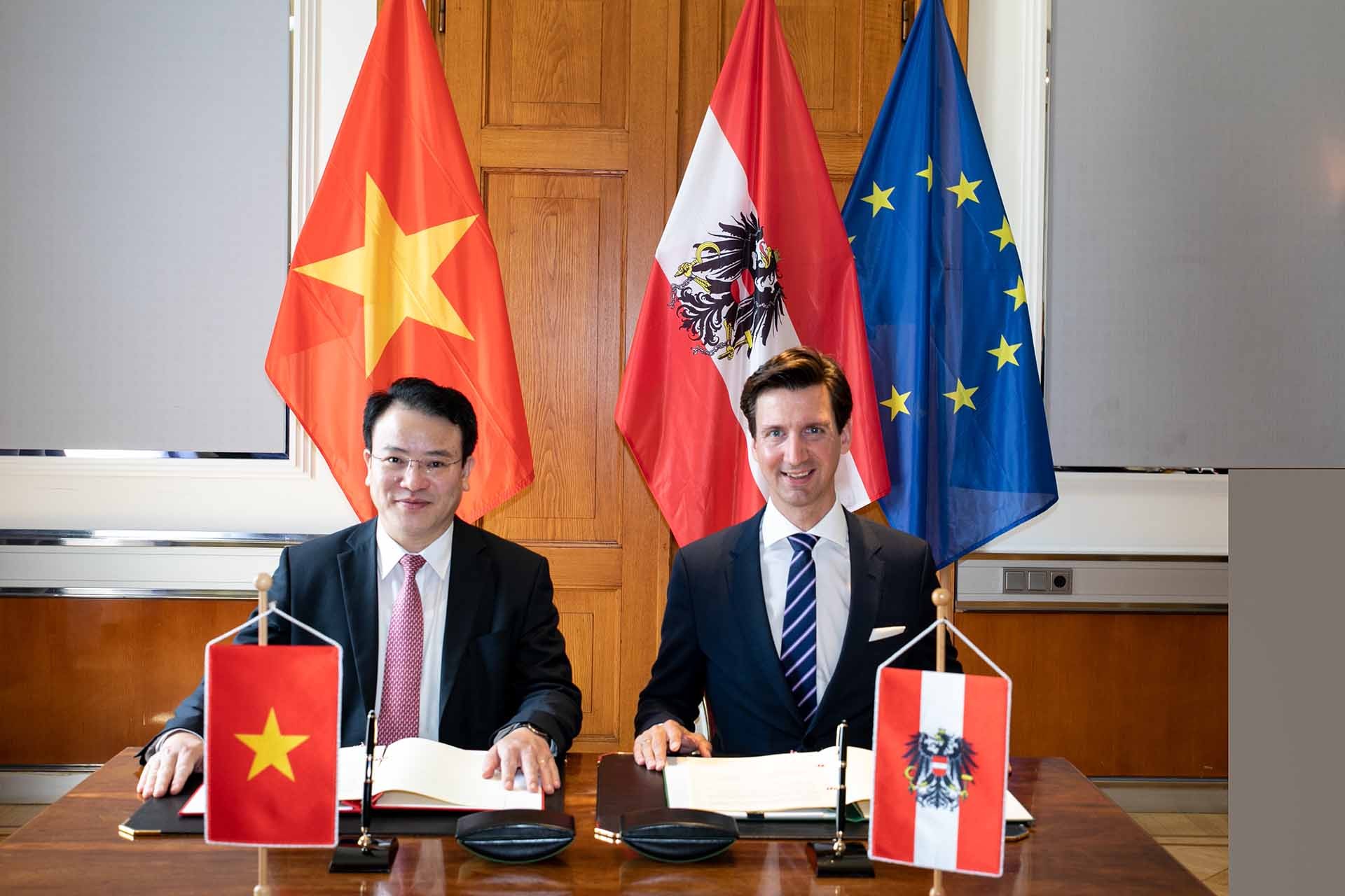 Hai đồng Chủ tịch Ủy ban hỗn hợp Việt Nam-Áo ký Biên bản Khóa họp lần thứ 10. (Nguồn: Bộ Kinh tế Áo)