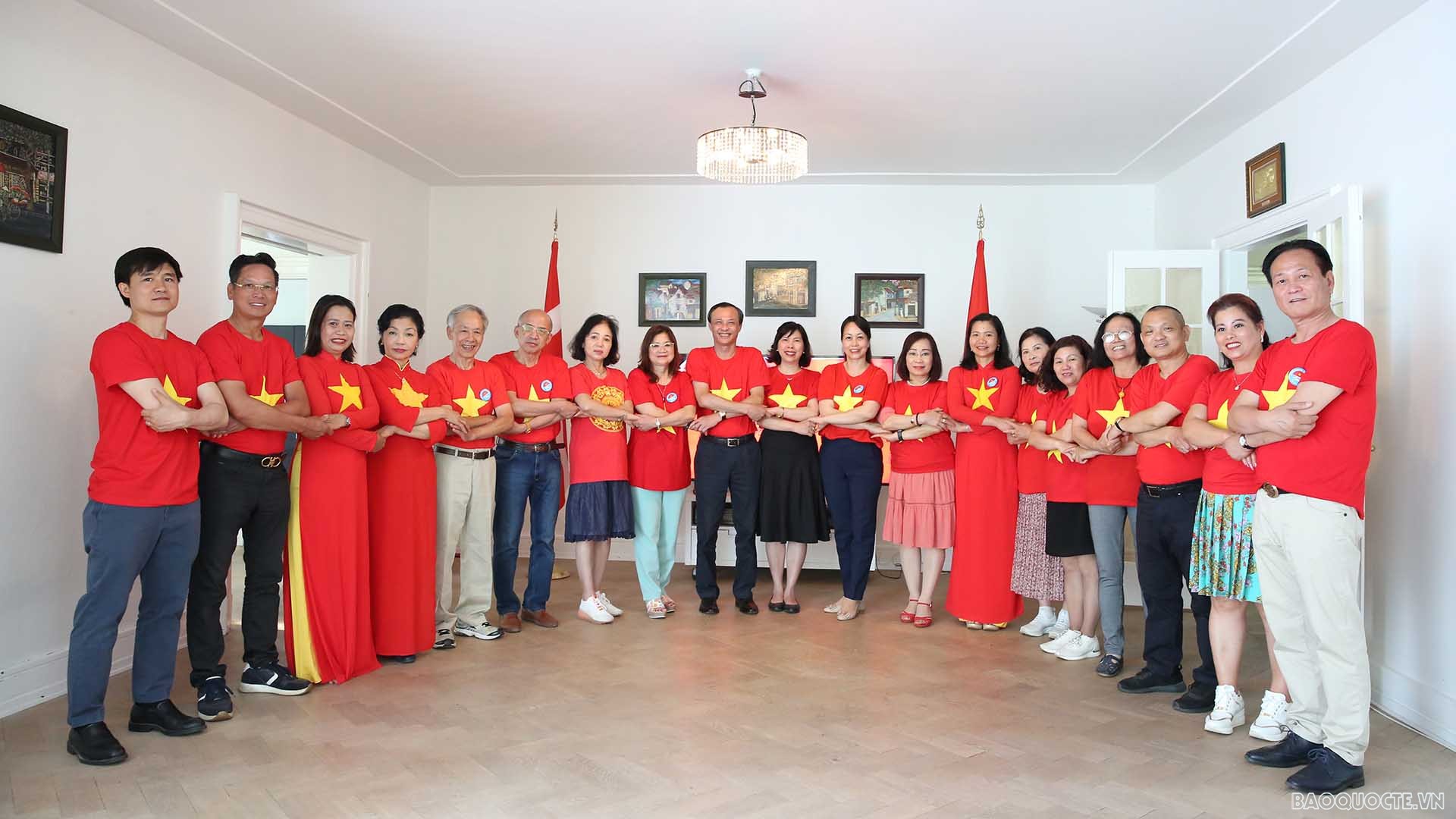 Đại sứ Lương Thanh Nghị đã đón tiếp và giao lưu với đoàn kiều bào đã từng tham gia các chuyến thăm quân và dân huyện đảo Trường Sa và nhà giàn DK1 trong các năm từ 2019 trở về trước.