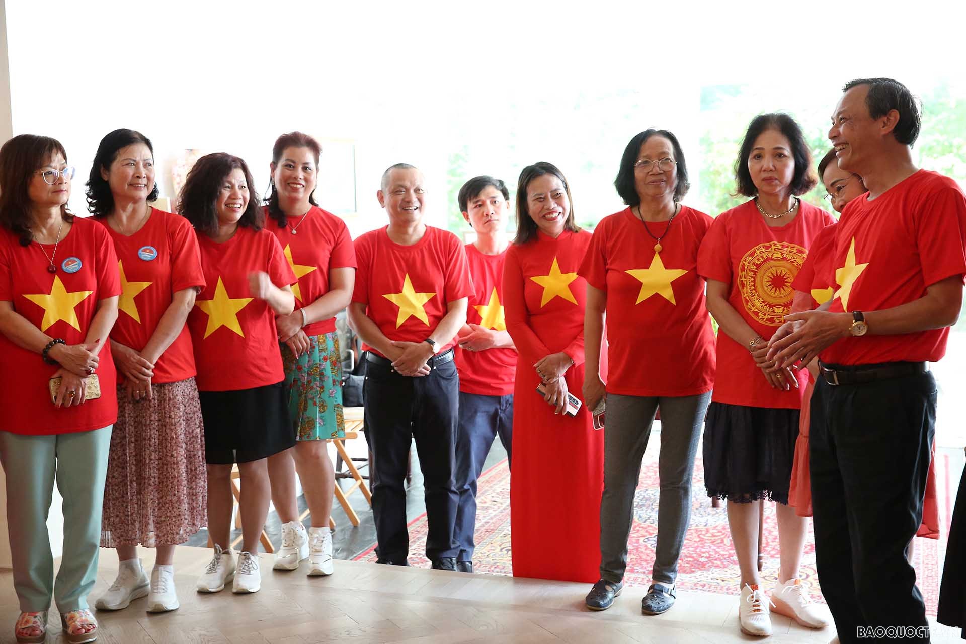 Đại sứ Lương Thanh Nghị đã đón tiếp và giao lưu với đoàn kiều bào đã từng tham gia các chuyến thăm quân và dân huyện đảo Trường Sa và nhà giàn DK1 trong các năm từ 2019 trở về trước. Đại sứ Lương Thanh Nghị đã đón tiếp và giao lưu với đoàn kiều bào đã từng tham gia các chuyến thăm quân và dân huyện đảo Trường Sa và nhà giàn DK1 trong các năm từ 2019 trở về trước.