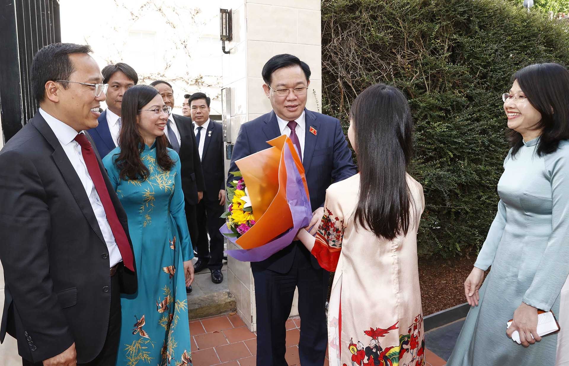 Cán bộ, nhân viên Đại sứ quán và cộng đồng người Việt tại Vương quốc Anh đón Chủ tịch Quốc hội Vương Đình Huệ. (Nguồn: TTXVN)