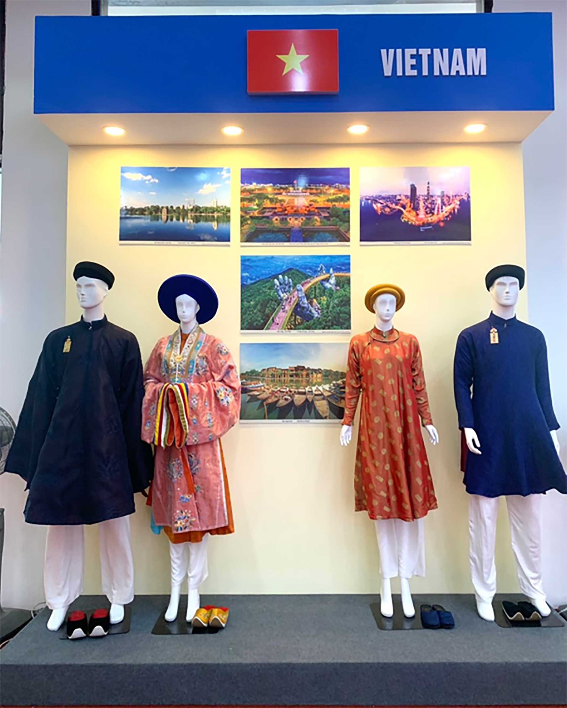 Khai mạc Triển lãm Trang phục truyền thống các nước ASEAN 2022