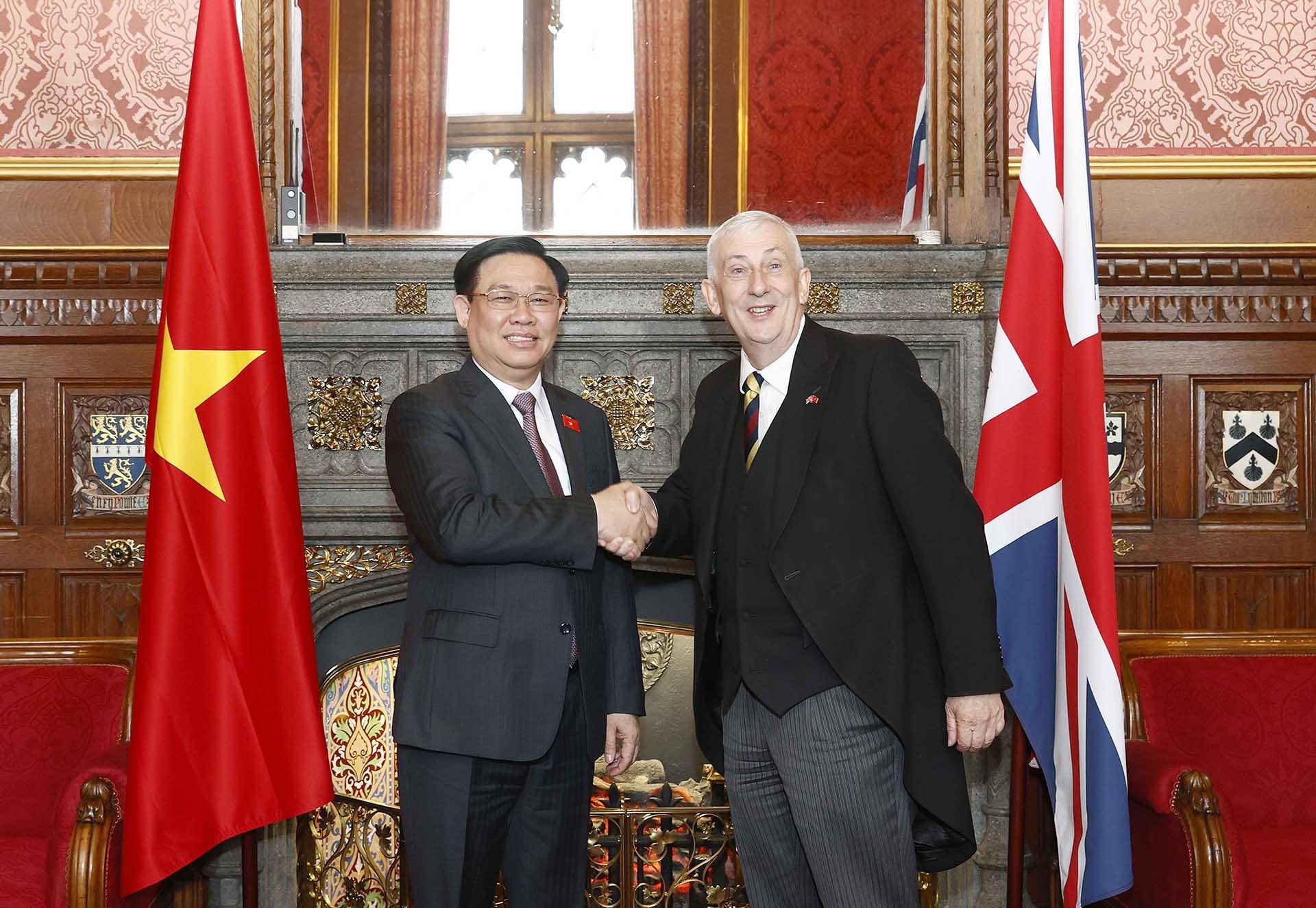 Chủ tịch Quốc hội Vương Đình Huệ và Chủ tịch Hạ viện Anh Lindsay Hoyle chụp ảnh chung. (Nguồn: TTXVN)