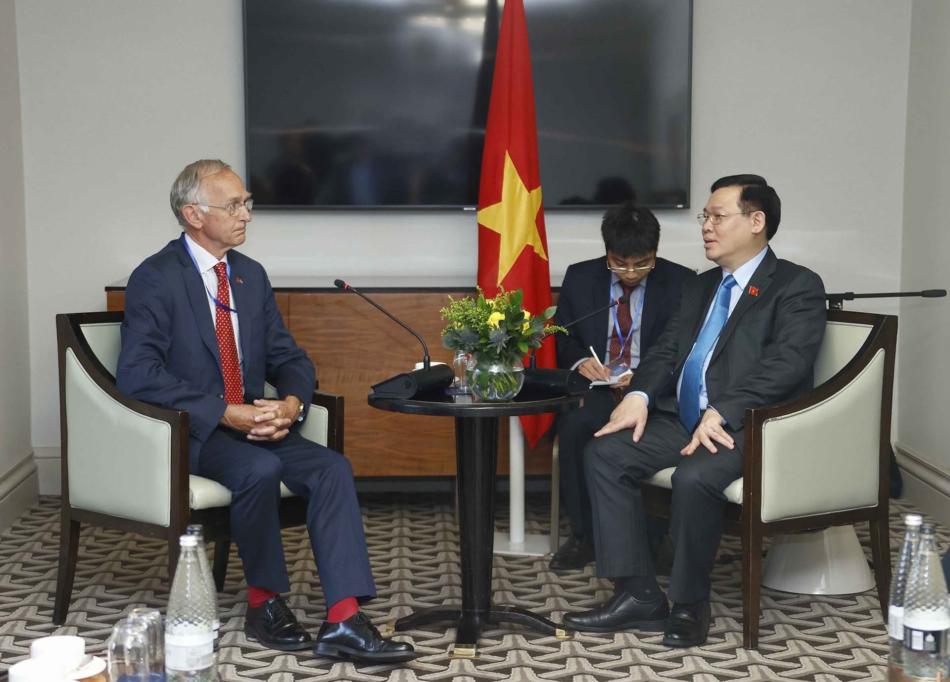 Chủ tịch Quốc hội Vương Đình Huệ tiếp ông Warwick Morris, Chủ tịch Mạng lưới Hữu nghị Việt Nam-Anh (Vietnam- UK Network) . (Nguồn: TTXVN)