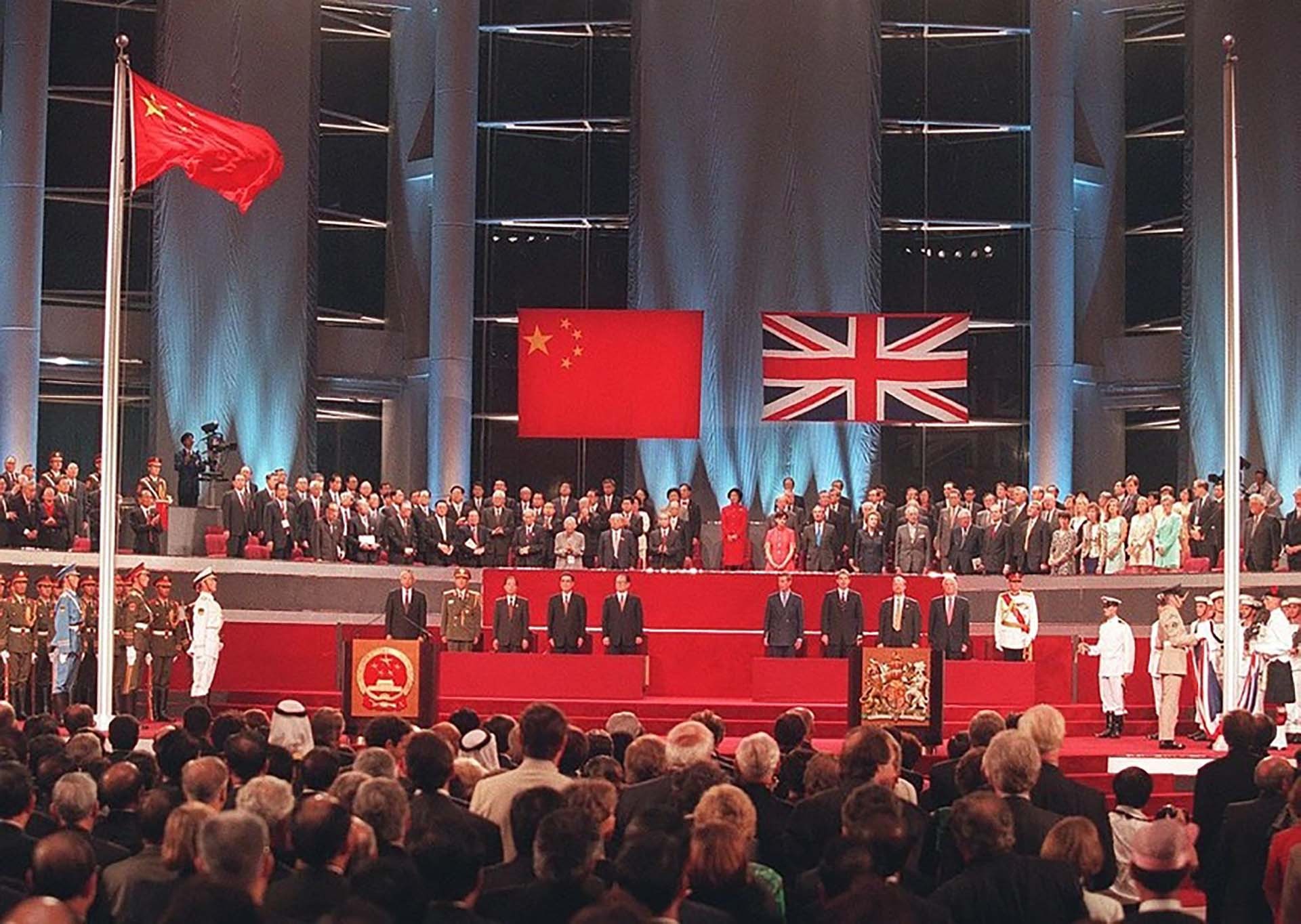 Cờ Trung Quốc được kéo lên vào 0h ngày 1/7/1997, kết thúc 156 năm cai trị của người Anh tại Hong Kong. (Nguồn: AFP)