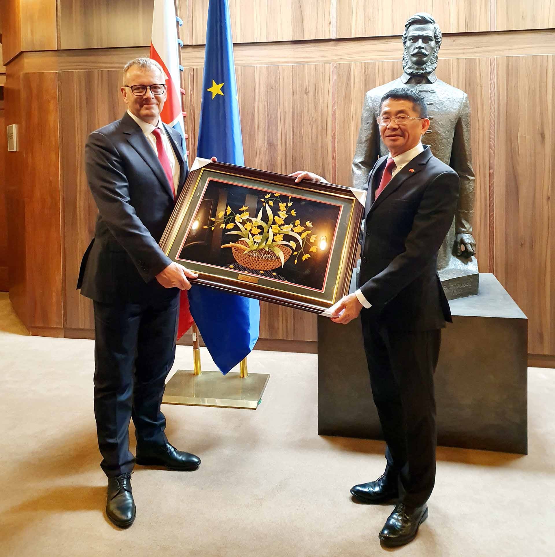 Đại sứ Việt Nam tại Slovakia Nguyễn Tuấn chào xã giao Chủ tịch Quốc hội Slovakia Boris Kollár.