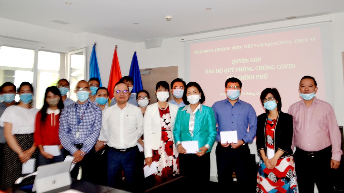 Đại sứ Lê Thị Tuyết Mai và cán bộ, nhân viên và các cơ quan bên cạnh Phái đoàn Việt Nam tại Geneva tại Lễ quyên góp ủng hộ Quỹ phòng chống Covid-19.