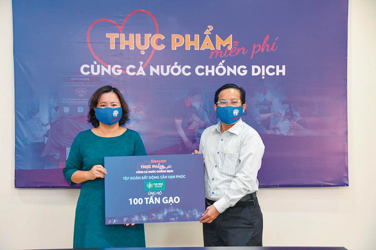 Đại diện Van Phuc Group trao tặng 100 tấn gạo tại chương trình.