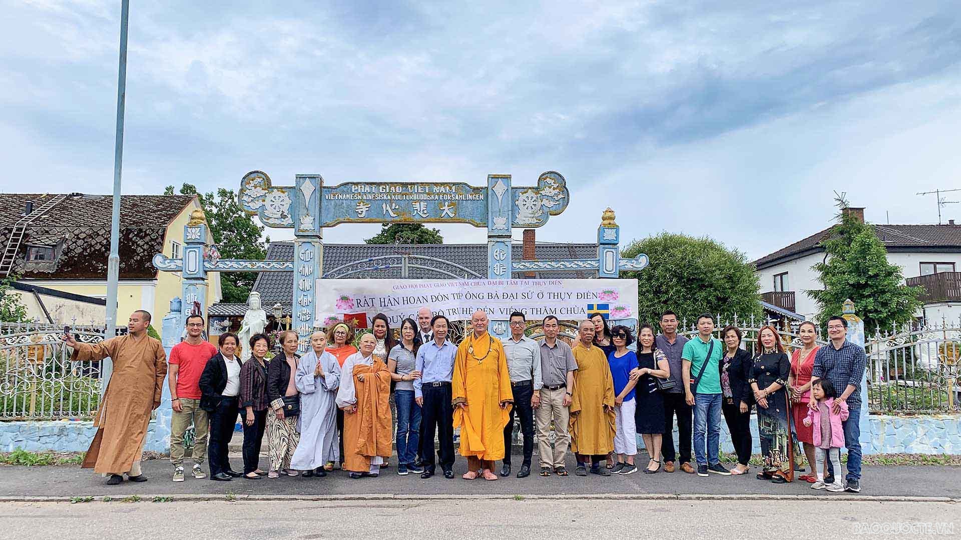 Đoàn công tác của Đại sứ quán Việt Nam tại Thụy Điển thăm chùa Đại Bi Tâm.