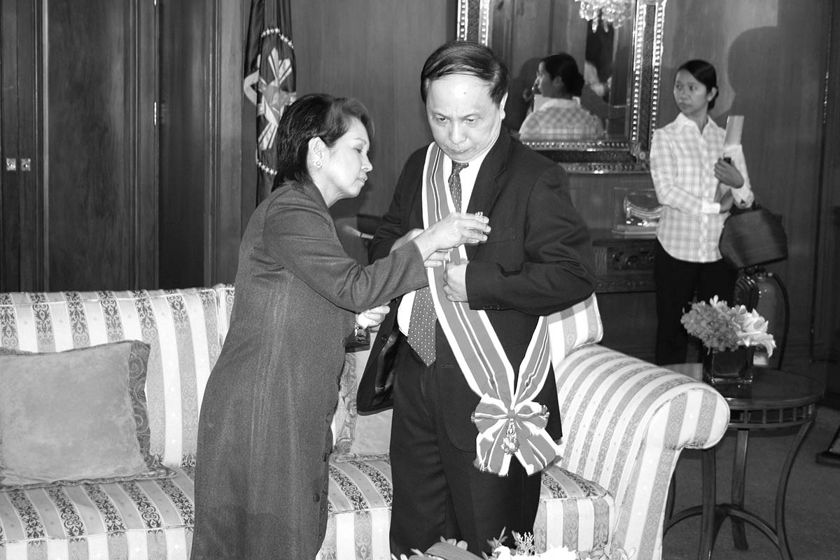 Tổng thống Phlippines M. Arroyo trao tặng Huân chương Hữu nghị Sikatuna hạng cao cho Đại sứ Vũ Xuân Trường.