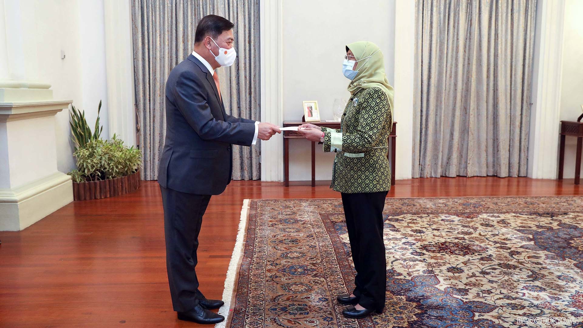Đại sứ Việt Nam tại Singapore Mai Phước Dũng trình Thư ủy nhiệm lên Tổng thống Halimah Yacob