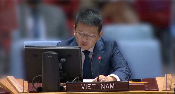 Tham tán Phan Hồ Thế Nam, Điều phối viên chính trị Phái đoàn thường trực Việt Nam tại LHQ phát biểu tại cuộc họp.