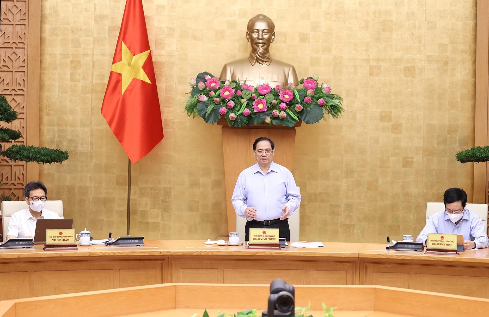 Thủ tướng Phạm Minh Chính chủ trì họp trực tuyến Chính phủ với 27 tỉnh, thành phố phía Nam để triển khai các biện pháp cấp bách nhằm ngăn chặn, kiểm soát dịch Covid-19. (Nguồn: TTXVN)