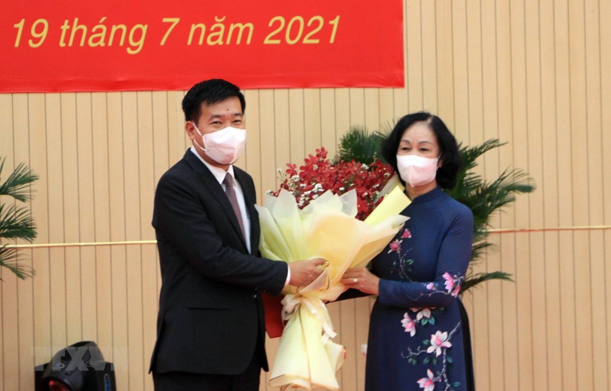Đồng chí Trương Thị Mai, Ủy viên Bộ Chính trị, Bí thư Trung ương Đảng, Trưởng Ban Tổ chức Trung ương tặng hoa chúc mừng ông Nguyễn Mạnh Cường. (Nguồn: TTXVN)