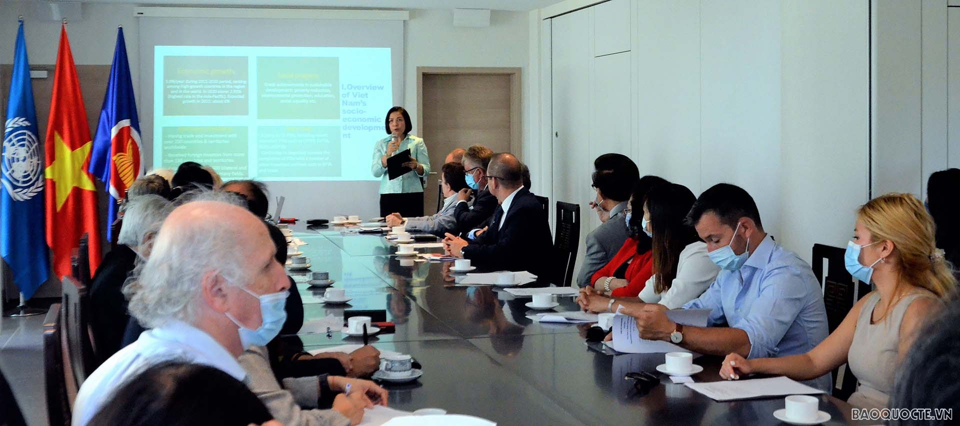 Đại sứ Lê Thị Tuyết Mai, Trưởng Phái đoàn thường trực Việt Nam tại Geneva trình bày tại Tọa đàm với các doanh nghiệp tại bang Geneva, Thụy Sỹ về môi trường kinh doanh ở Việt Nam.