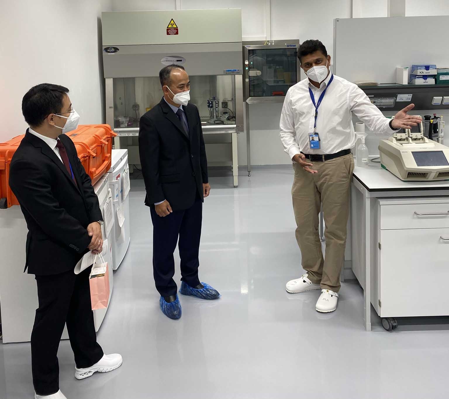Đại sứ Nguyễn Trung Kiên thăm quan quy trình xét nghiệm RT-PCR