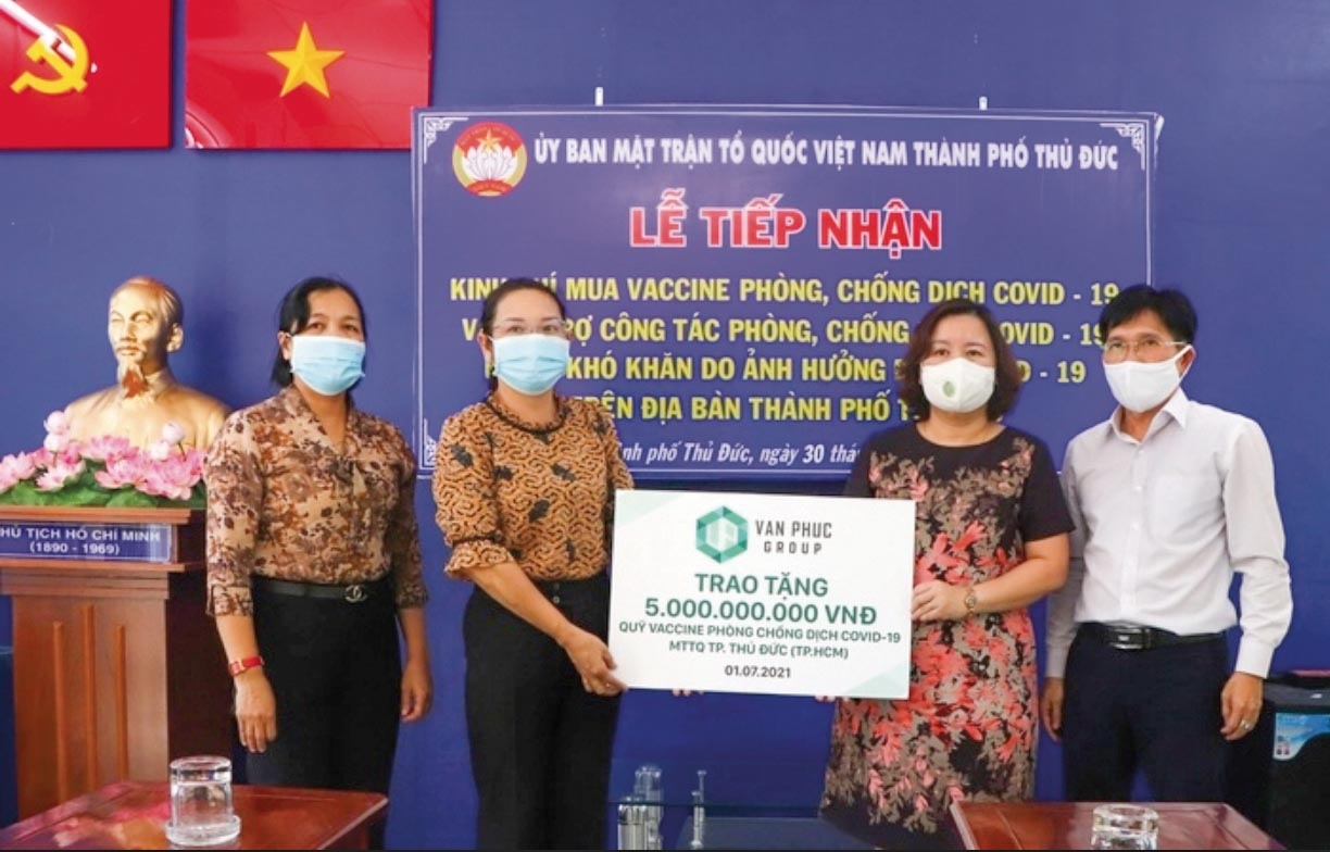 Van Phuc Group đã trao tặng hệ thống xét nghiệm Covid-19 cho hai bệnh viện đóng trên địa bàn TP.Thủ Đức.