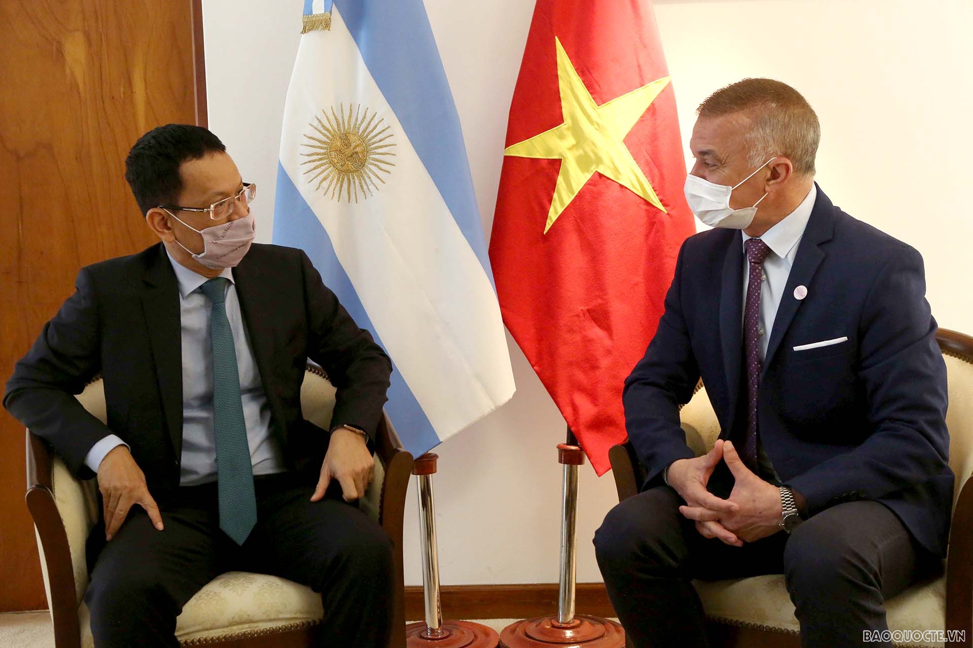 Đại sứ Việt Nam tại Argentina Dương Quốc Thanh và Phó Thống đốc tỉnh Misiones Carlos Omar Arce.