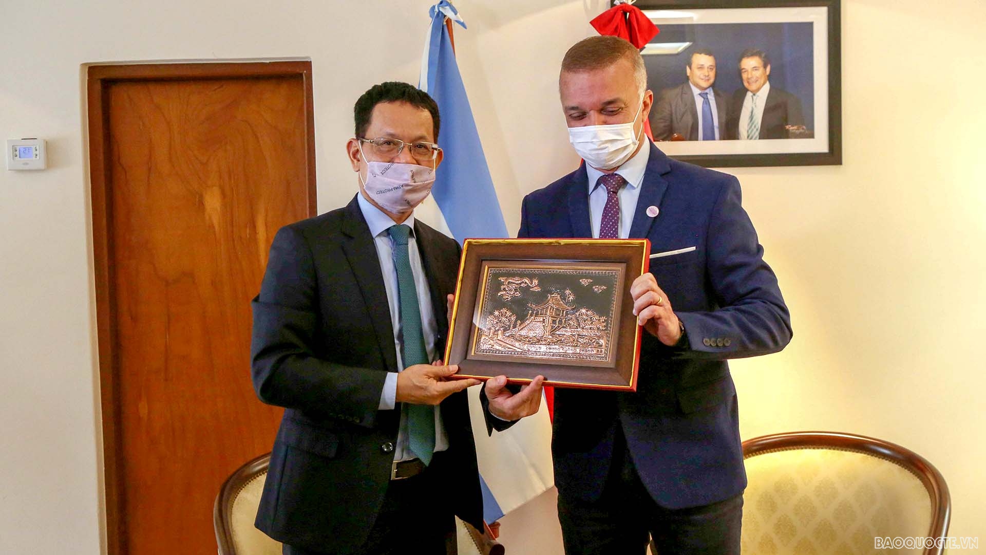 Đại sứ Việt Nam tại Argentina Dương Quốc Thanh và Phó Thống đốc tỉnh Misiones Carlos Omar Arce.