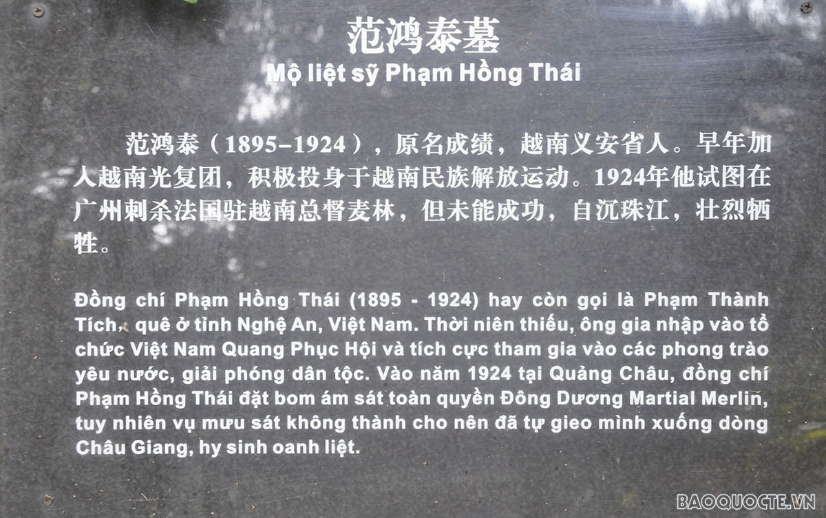 Tổng Lãnh sự quán Việt Nam tại Quảng Châu viếng mộ Liệt sỹ Phạm Hồng Thái