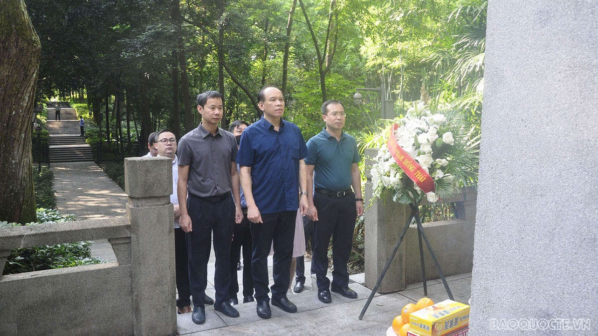 Tổng Lãnh sự Vũ Việt Anh và cán bộ Tổng Lãnh sự quán Việt Nam tại Quảng Châu đến viếng mộ Liệt sỹ Phạm Hồng Thái.