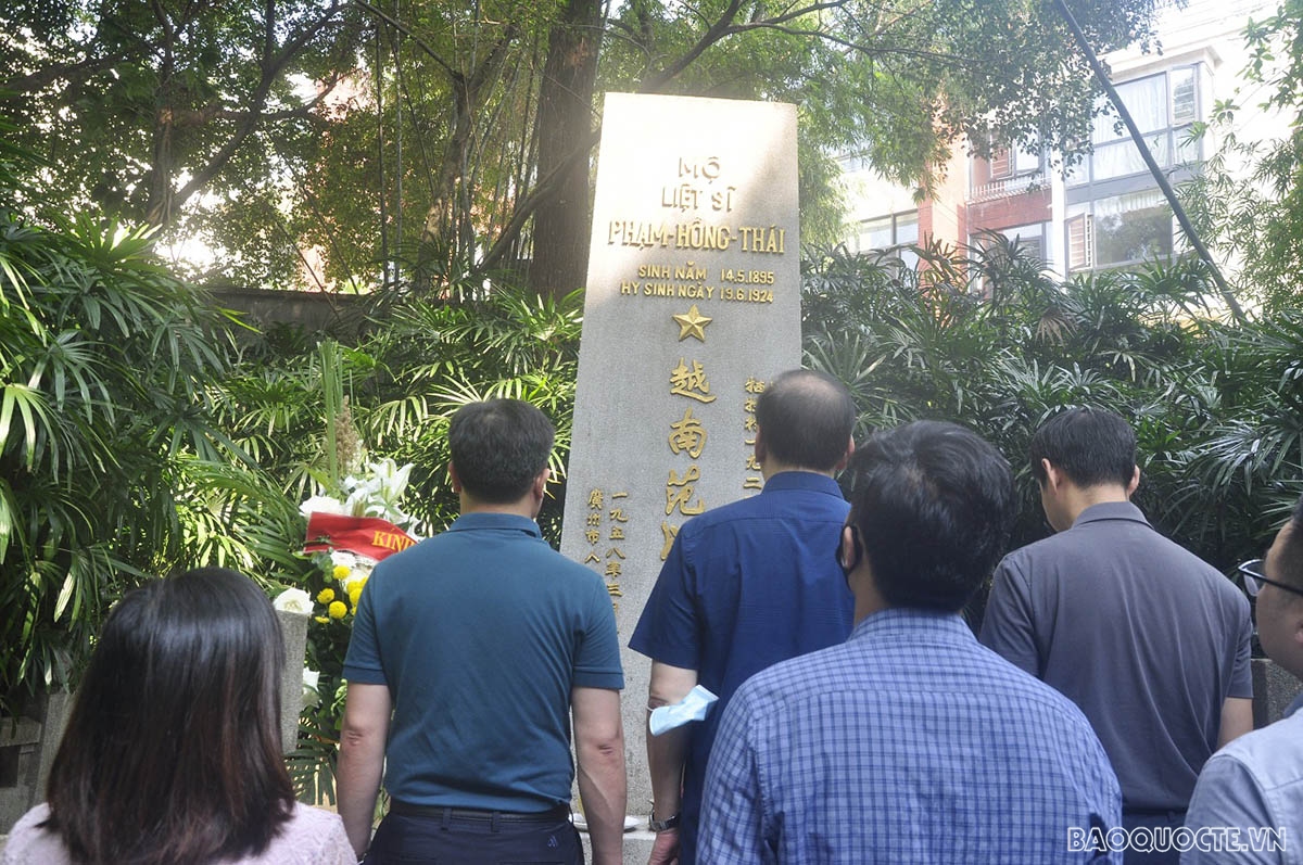 Tổng Lãnh sự quán Việt Nam tại Quảng Châu viếng mộ Liệt sỹ Phạm Hồng Thái