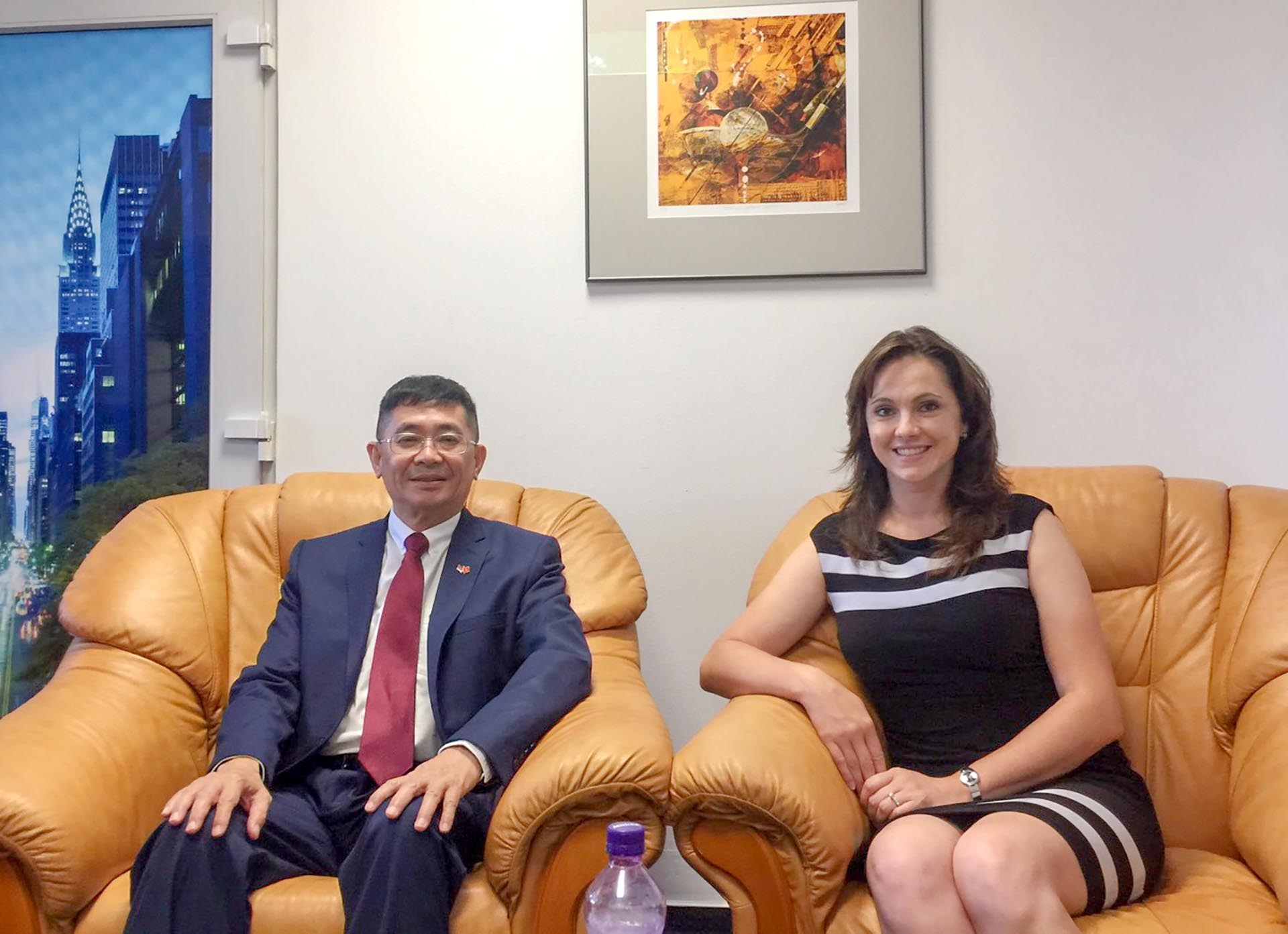 Đại sứ Việt Nam tại Slovakia Nguyễn Tuấn và Tiến sỹ Daniela Koladova, Vụ trưởng Vụ Hợp tác Kinh tế Song phương, Bộ Kinh tế Slovakia. 
