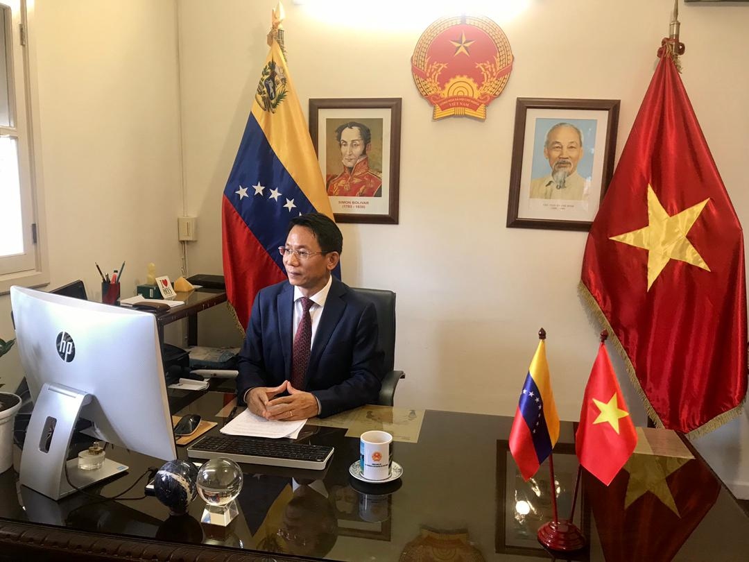 Đại sứ Việt Nam tại Venezuela Lê Viết Duyên phát biểu tại hội thảo.