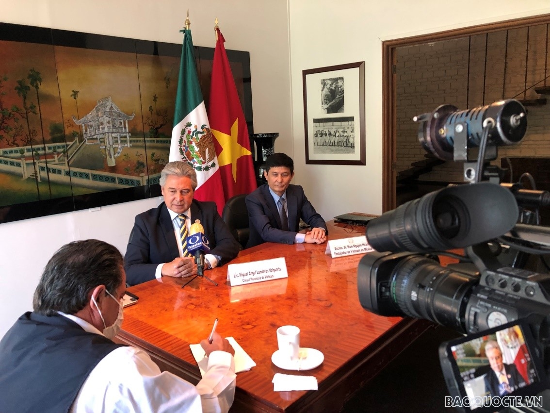 Đại sứ Nguyễn Hoành Năm cùng Lãnh sự Danh dự Việt Nam tại Mexico trả lời các cơ quan báo chí và truyền thông sở tại