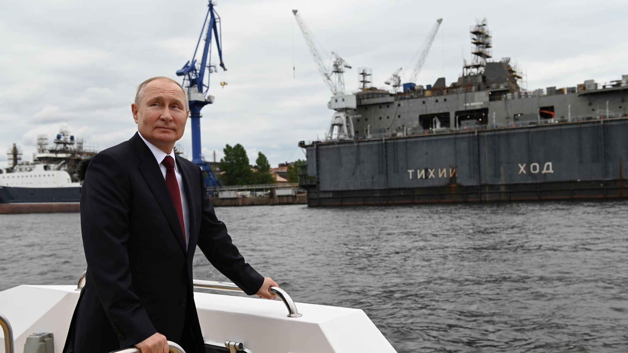 Tổng thống Nga Vladimir Putin tại buổi duyệt binh kỷ niệm 325 năm ngày thành lập Hải quân Nga. (Nguồn: TASS)
