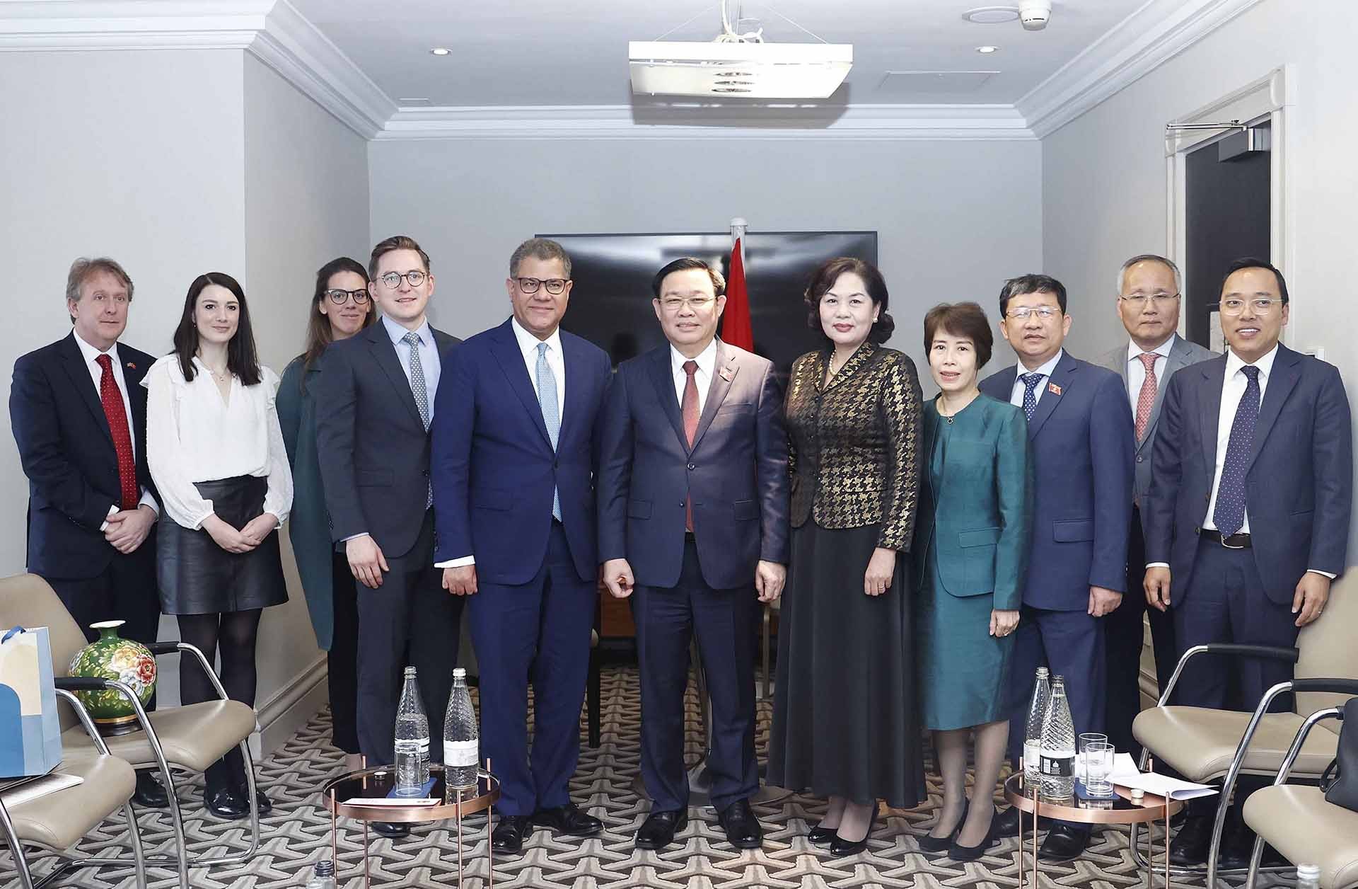 Chủ tịch Quốc hội Vương Đình Huệ tiếp Bộ trưởng Chính phủ Anh - Chủ tịch COP26 Chủ tịch Quốc hội Vương Đình Huệ tiếp Bộ trưởng Chính phủ Anh - Chủ tịch COP26