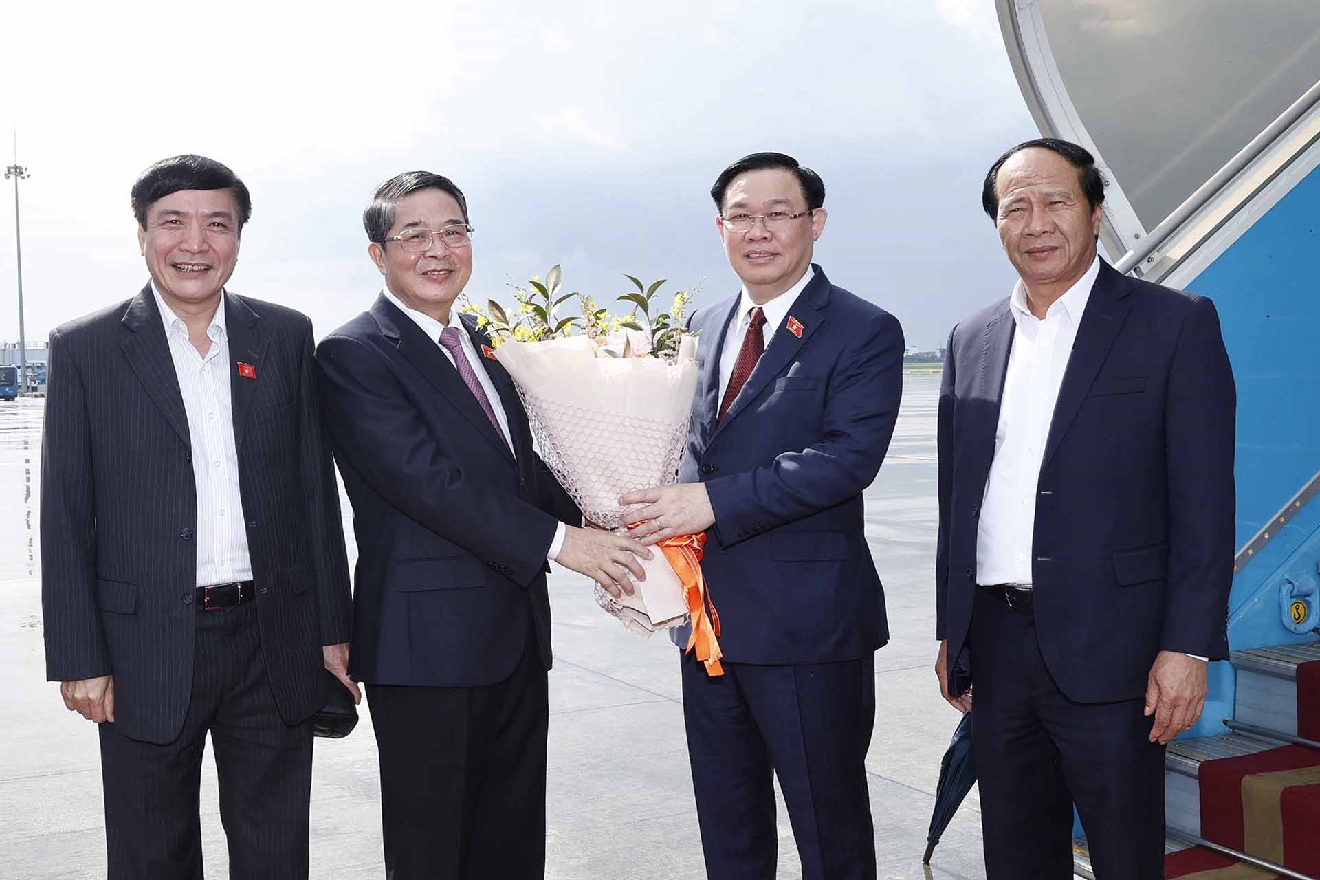 Phó Chủ tịch Quốc hội Nguyễn Đức Hải đón Chủ tịch Quốc hội Vương Đình Huệ và Đoàn đại biểu cấp cao Quốc hội Việt Nam tại Sân bay quốc tế Nội Bài. (Nguồn: TTXVN)