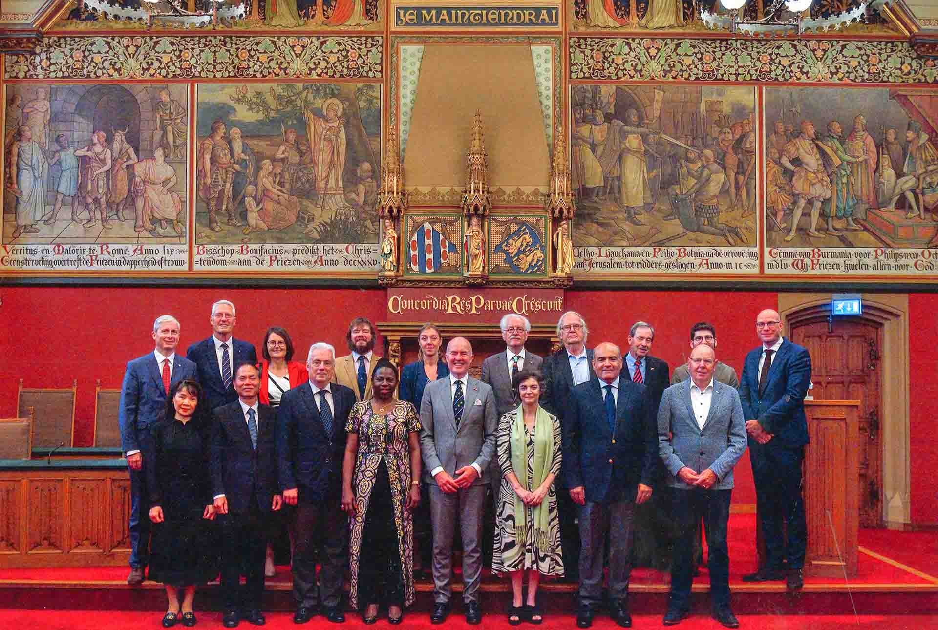 Đại sứ Phạm Việt Anh cùng một số Đại sứ, Lãnh sự danh dự các nước tại Hà Lan thăm tỉnh Friesland.